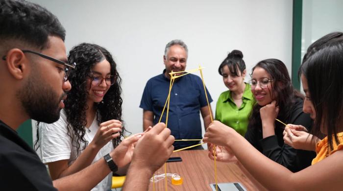 Au programme : Hackathon créatif : une immersion dans l’univers de l’idéation et de l’innovation, qui a stimulé leur imagination, renforcé leur esprit d’équipe et transformé la compétition individuelle en dynamique collaborative. Jeux de créativité et d’innovation : des ateliers pratiques qui leur ont permis de développer leur capacité à proposer des solutions originales, à tester leurs idées et à les confronter aux autres. 🌟Ces activités leur ont donné l’occasion de : • cultiver leur pensée critique et